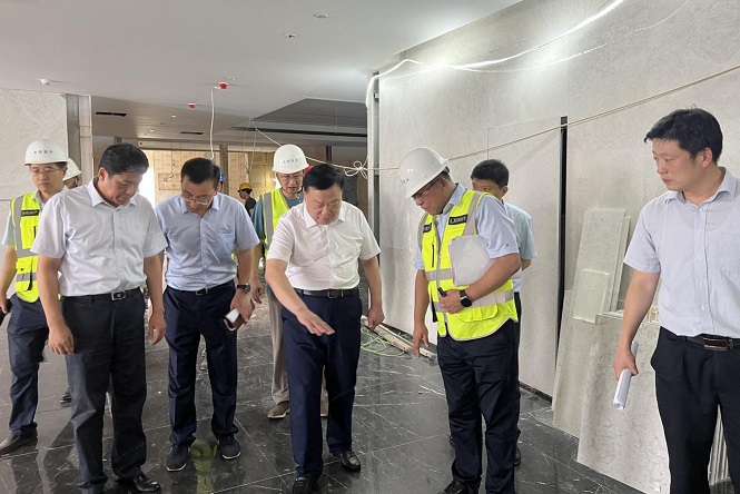 党委书记、董事长陈秀兴现场调研历下总部商务中心A塔项目22.jpg